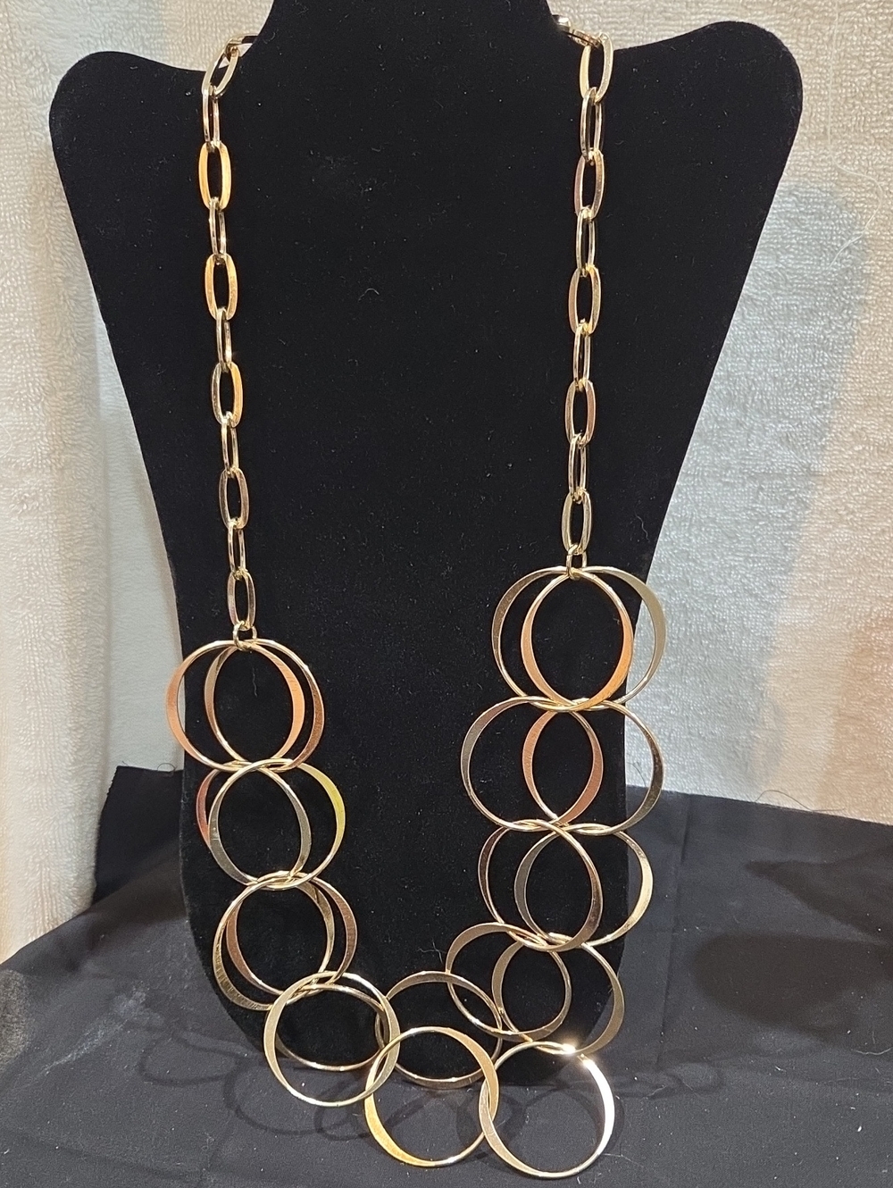GRAZIANO GOLDTONE OPEN LINK NECKLACE WITH GOLDTONE RINGS